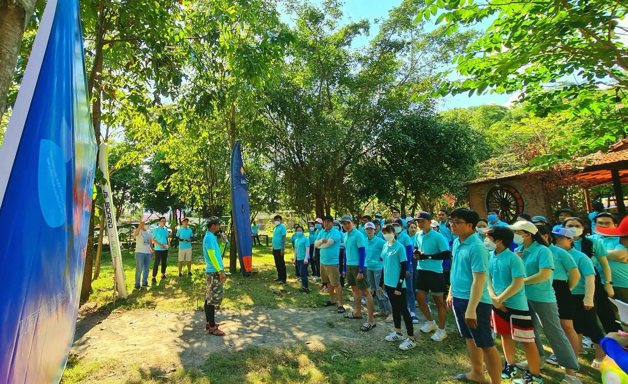 Nối vòng tay lớn - teambuilding